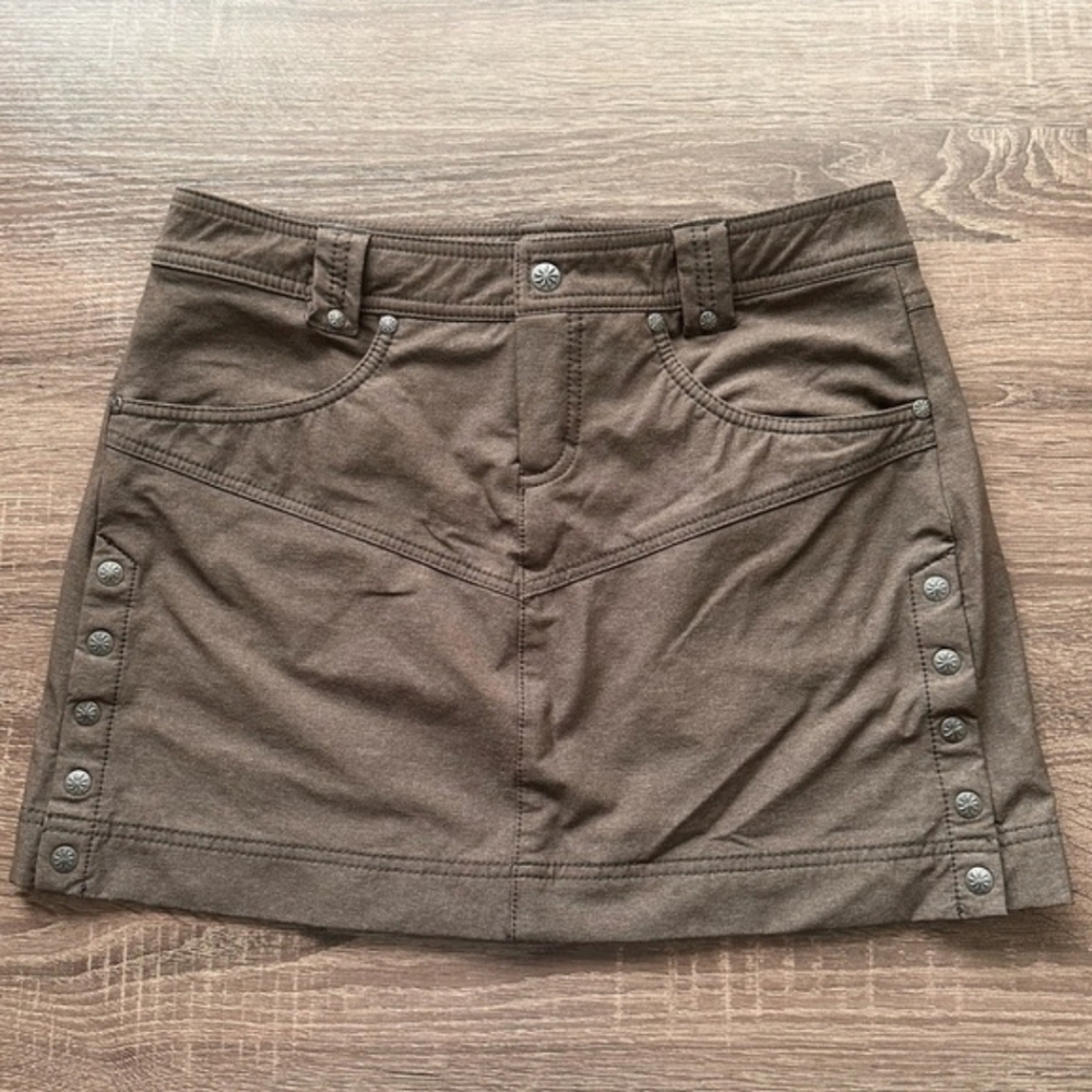 ATHLETA Snap Skirt "Take a Hike" Like New Size 8